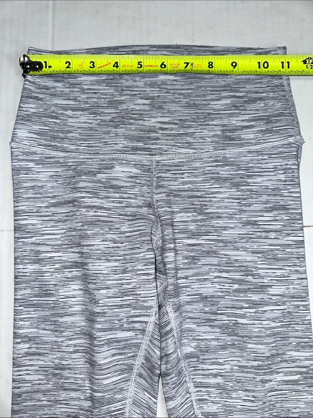 Lululemon Wunder Under Leggings‎ Hi-Rise 7/8 Tight Size 4 Grey Alpine White